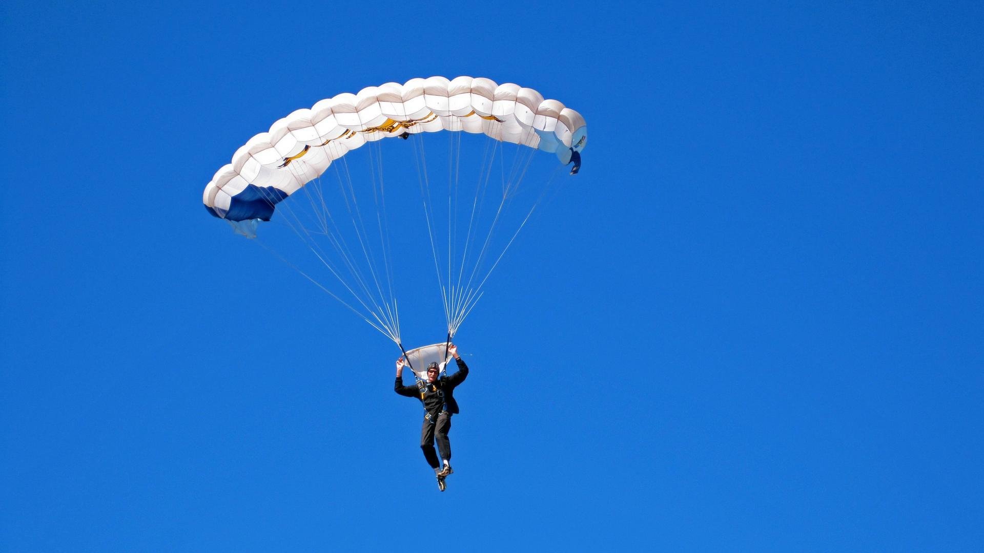 分区决赛决赛激情夜！哈登里突外投，休斯顿火箭小胜密尔沃基雄鹿的简单介绍