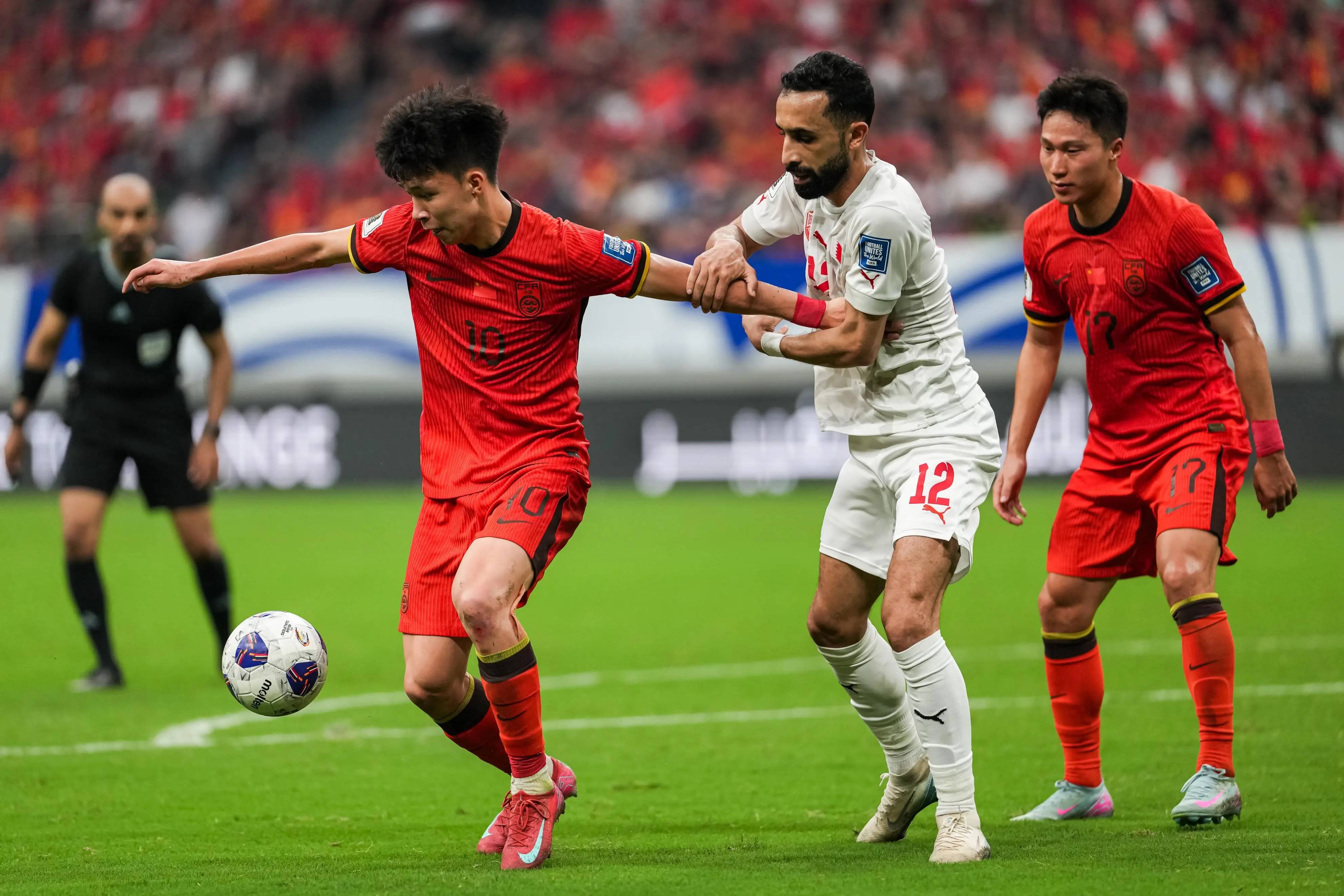 包含亚洲杯战况：热刺防线稳固，上海申花进攻受阻，爱德华兹成最佳的词条